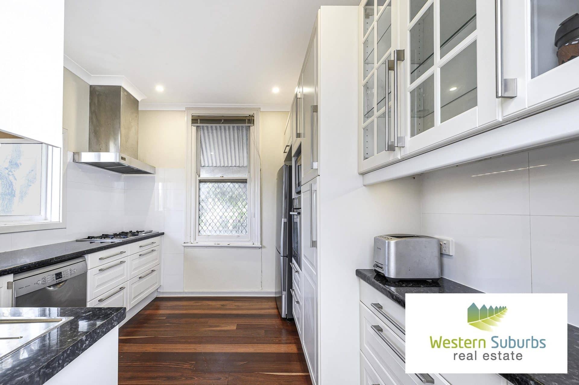 Outstanding inner city character home – Photo 2