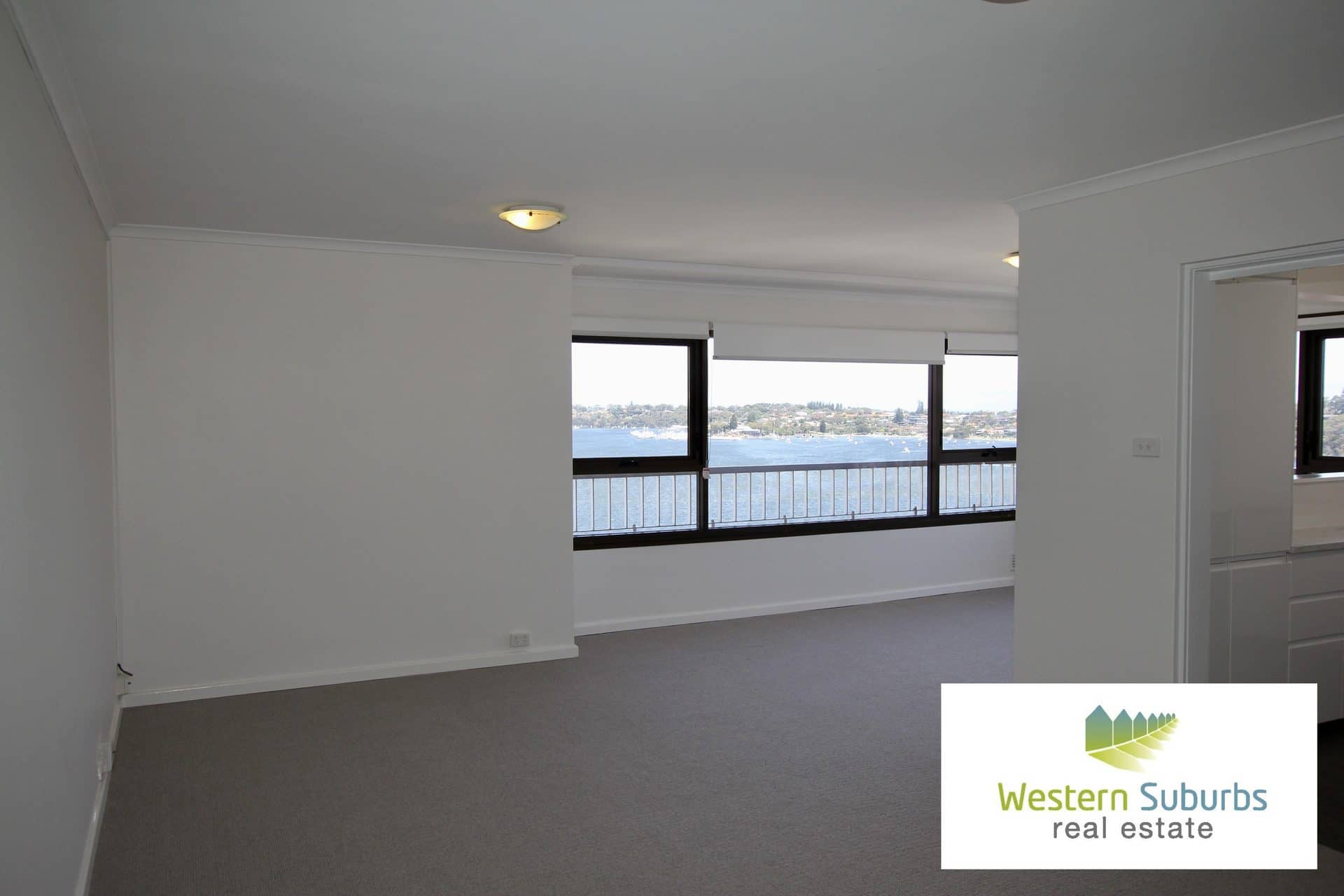 Magnificent river views over Freshwater Bay – Photo 3