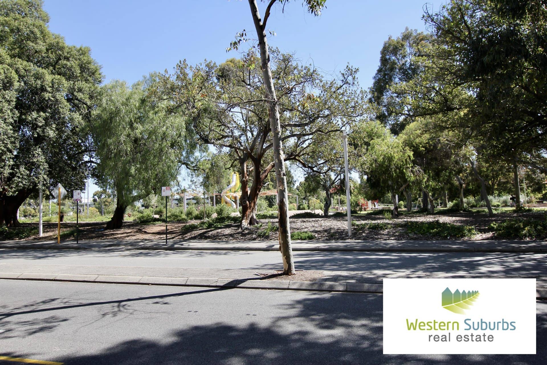 Almost living among the Gum Trees - overlooking Wellington Square – Photo 2