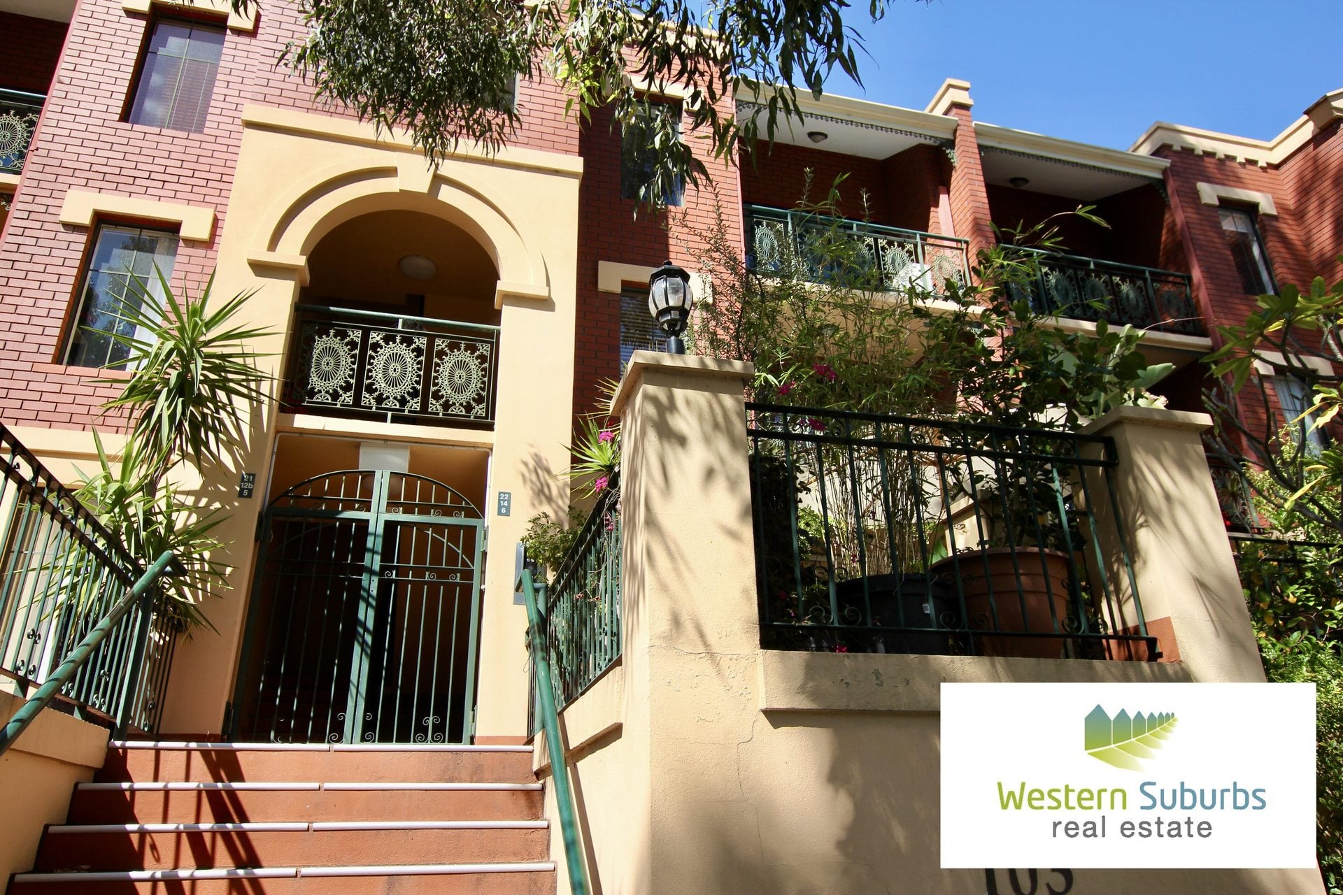 Almost living among the Gum Trees - overlooking Wellington Square – Photo 1